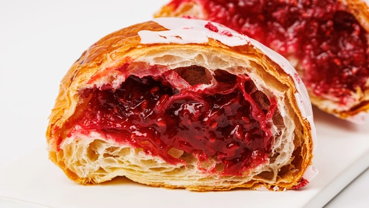 Круассан с малиной, кафе