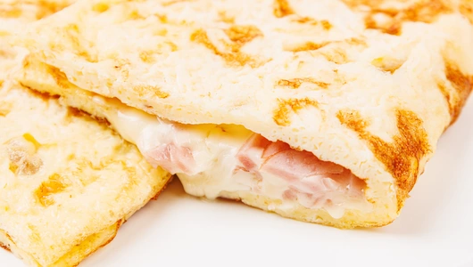Закрытый омлет с ветчиной и сыром, кафе