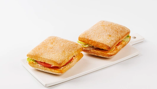 Мини-чиабатта с курицей, пармезаном и соусом копченый Айоли