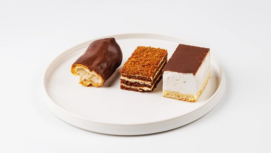 Набор пирожных "Суфле, Медовик, Эклер"