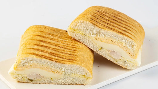 Чиабатта с курицей, омлетом и моцареллой, кафе регионы