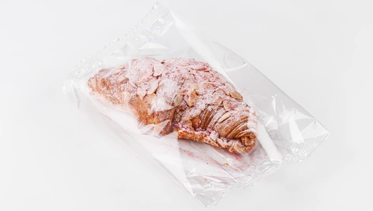 Круассан миндальный с малиной, кафе рег