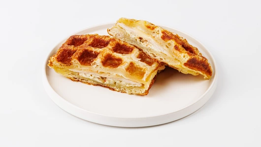 Вафля-сэндвич с ветчиной, сыром и соусом песто