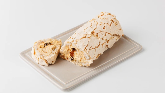 Рулет меренговый "Крем-брюле" с черносливом Рулет меренговый "Крем-брюле" с черносливом