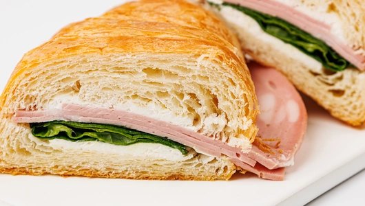 Круассан с мортаделлой, крем-чизом и трюфелем, кафе