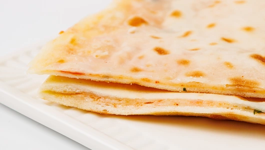 Лепешка "Ёка" с сыром, томатами и базиликом