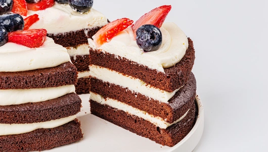 Торт "Бернау" со свежими ягодами и творожным сыром