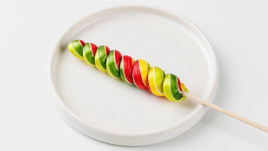 Карамель "Фруктовая спираль" на палочке (дыня, клубника, земляника, яблоко)