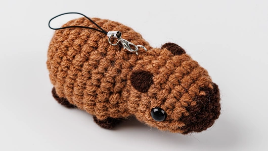 Брелок вязаный "Капибара"