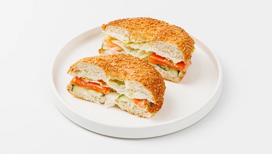 Бейгл с форелью и творожным сыром, кафе