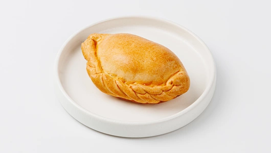 Пирожок с зеленью и яйцом на кефирном тесте, кафе