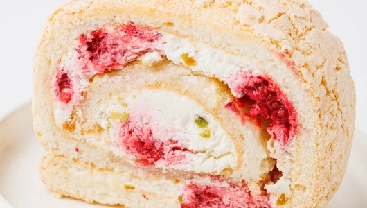 Рулет фисташковый с малиной, кафе Рулет фисташковый с малиной, кафе