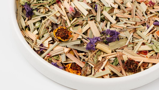 Травяной сбор с лемонграссом, хризантемой и цветами акации, листовой