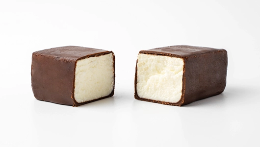 Сырок творожный с ванилью в темном шоколаде 5% Сырок творожный с ванилью в темном шоколаде 5%