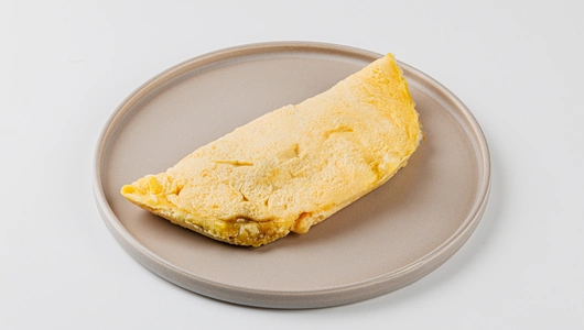 Закрытый омлет с зеленью, шпинатом и сыром, кафе