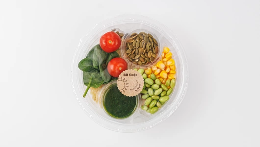 Боул с запеченной курицей, булгуром и соусом из зеленых трав, кафе