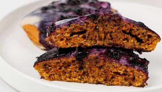 Оладьи морковные с семенами чиа, заварным кремом и черничным джемом