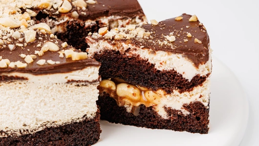 Торт шоколадный с карамелью и арахисом