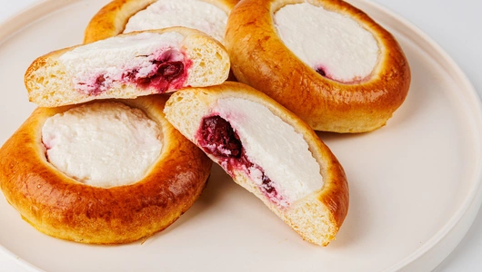 Ватрушки-мини с творогом и вишней, 4 шт