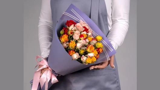 Букет из&nbsp;кустовых роз (Кения) 40 см микс в&nbsp;упаковке 9 шт