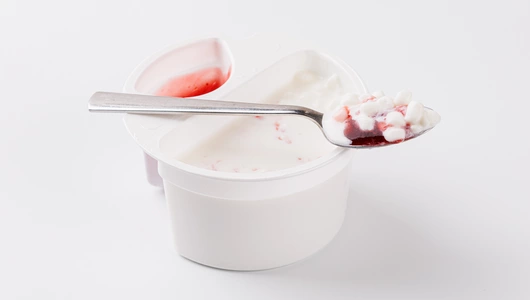 Творог зерненый "Клубника" 5%