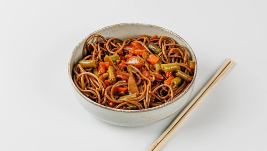 Лапша веган гречневая соба с овощами и соусом терияки, кафе Лапша веган гречневая соба с овощами и соусом терияки, кафе