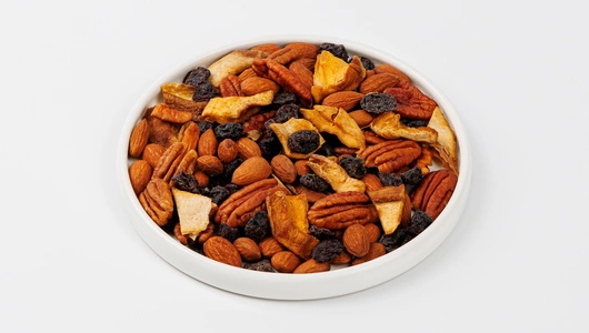 Смесь из орехов, сушеного манго и голубики