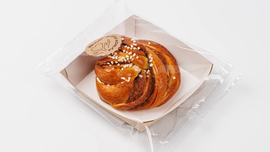 Булочка с кардамоном и корицей, кафе