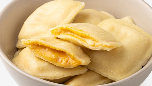 Равиоли с сыром моцарелла и вялеными томатами