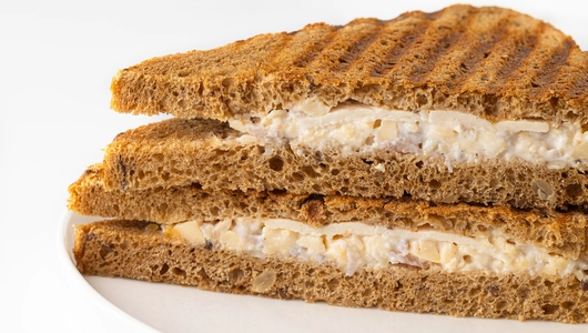 Сэндвич с курицей, беконом и омлетом, кафе