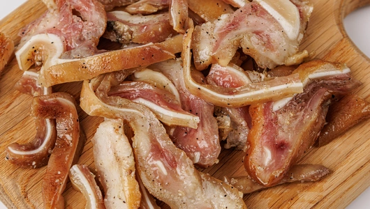 Уши свиные варено-копченые с чесноком