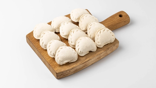 Вареники с сыром, помидором и базиликом Вареники с сыром, помидором и базиликом