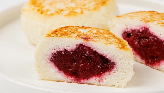 Сырники творожные с брусничной начинкой