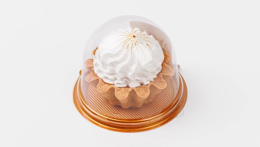 Корзиночка с белковым кремом и абрикосовым джемом, кафе