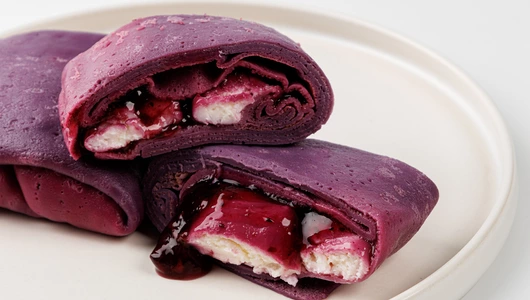 Налистники "Конвертики" с сырным кремом и малиново-черничной начинкой