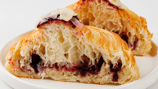 Улитка миндальная с чёрной смородиной. Пекарня