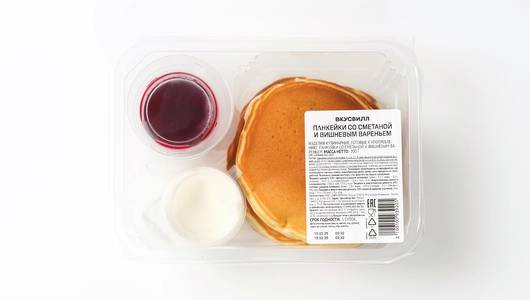 Панкейки со сметаной и вишневым вареньем