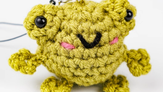 Брелок вязаный "Жабка"