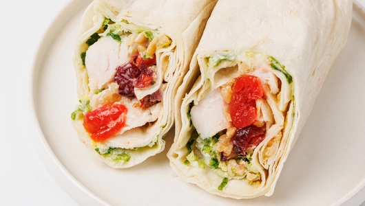 Сэндвич ролл с курицей, вяленой клюквой и арахисом