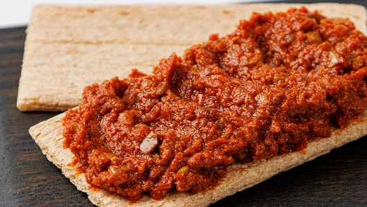 Брускетта из вяленых томатов с кешью