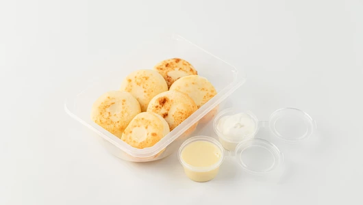 Большая порция сырников с малиной