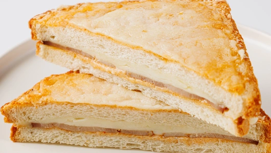 Сэндвич "Крок-месье" с окороком Котто и моцареллой