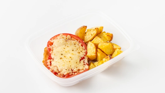 Куриный шницель запеченный под сыром с картофелем-мини