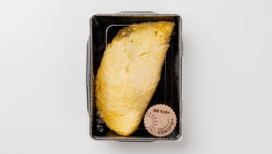 Закрытый омлет с зеленью, шпинатом и сыром, кафе