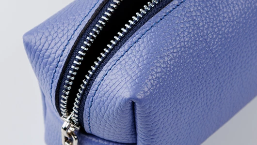 Косметичка из натуральной кожи васильковая