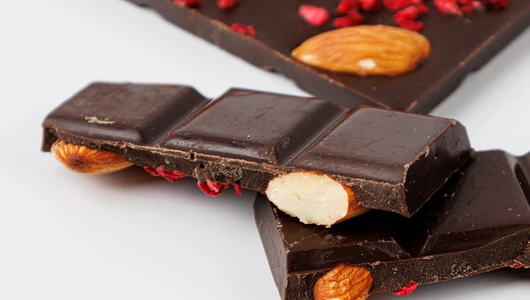 Шоколад темный с миндалем, малиной и вишней Шоколад темный с миндалем, малиной и вишней