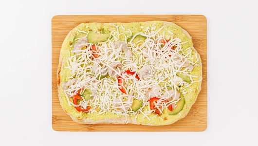 Пицца римская с креветками и авокадо в соусе песто, зам.