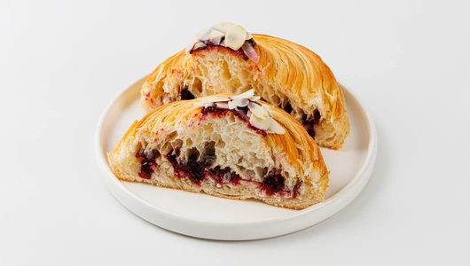 Улитка миндальная с чёрной смородиной. Пекарня