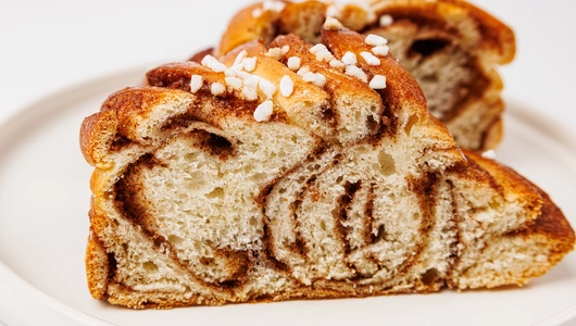 Булочка с кардамоном и корицей, кафе