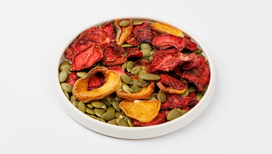 Микс сушеной клубники с абрикосом и тыквенными семечками Микс сушеной клубники с абрикосом и тыквенными семечками